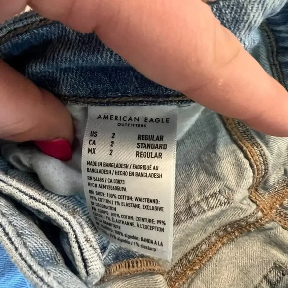 American Eagle Women's Size 2 Light Blue Distressed Mom Straight Jeans‎ - Picture 3 of 6
